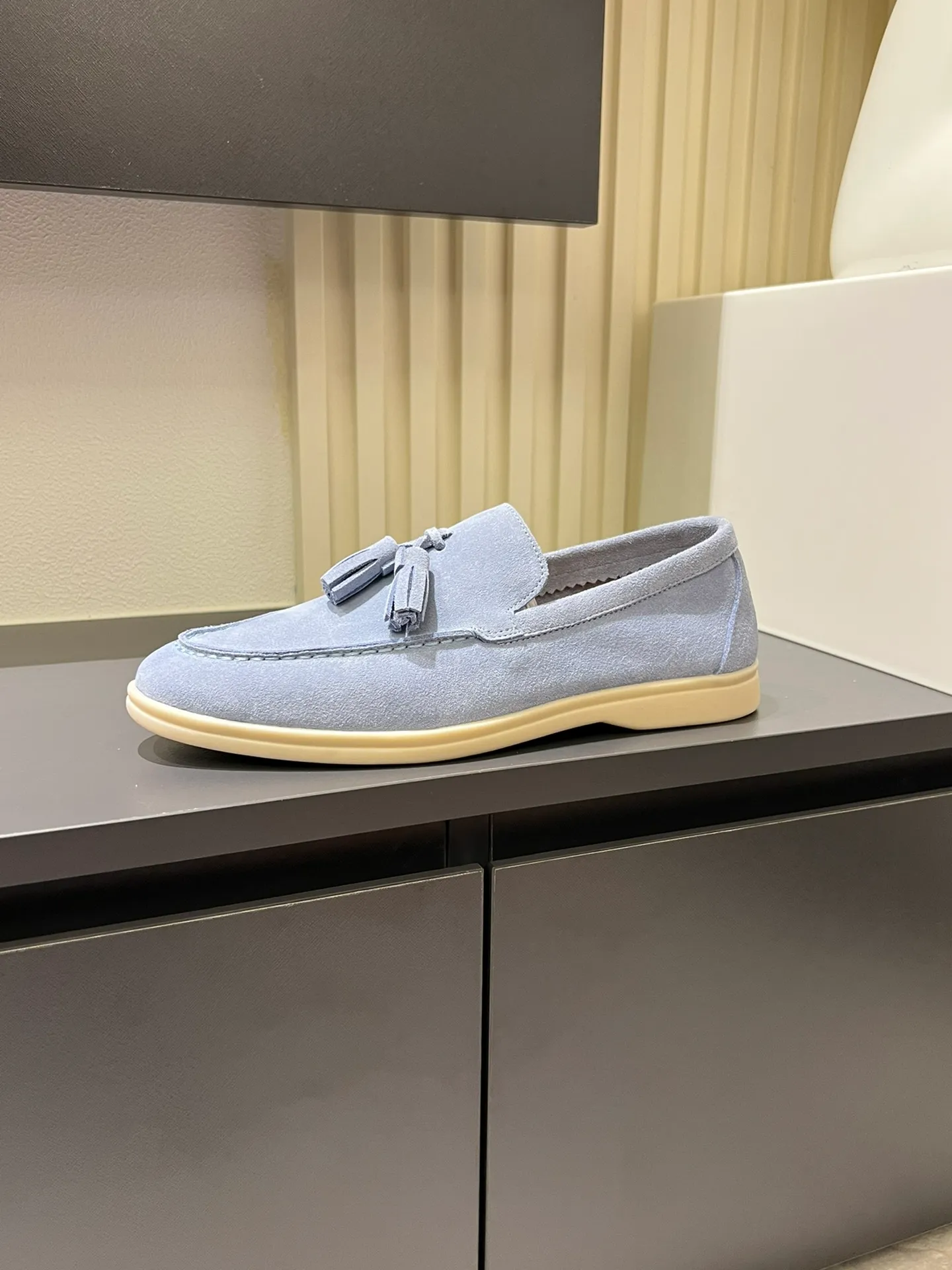 Men's shoes 💰p360 "Loro men's shoes 💰pian'*" Classic L men's shoes for couples 💰p Top version British flat loafers, a must-have item in old money style, the minimalist design is eye-catching and durable, a plus point for dressing The soft foot feel and texture are outstanding. They don’t scratch your feet and are very nice. They are matched with soft and waxy soles. They can be worn daily for a long time without getting tired. They are easy to wear, versatile and classic items, with perfect foot feel and texture! Imported cashmere fabric, the lining is made of imported A-grade water-dyed cow lining, the top version of the genuine leather midsole is sewn with pure handmade mark thread! Size: Female 35-40 (34. Customized) Male 38-44 (45.46. Customized)